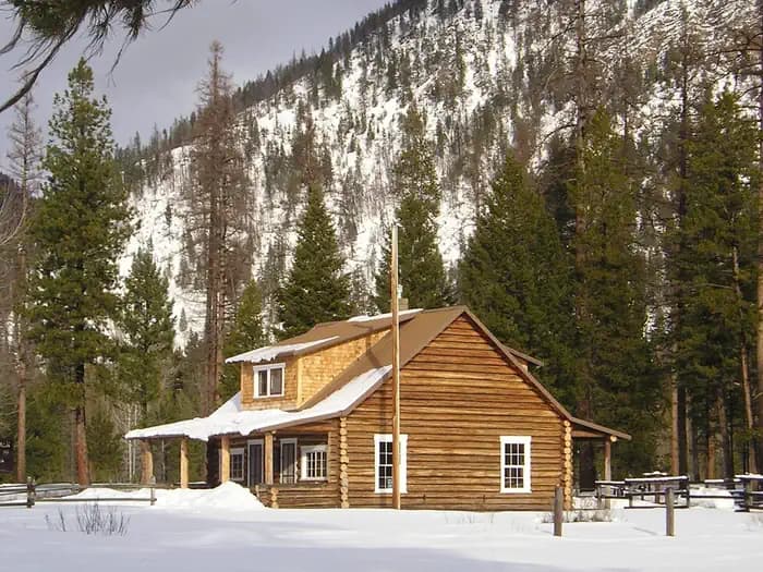 MONTURE GUARD STATION CABIN
